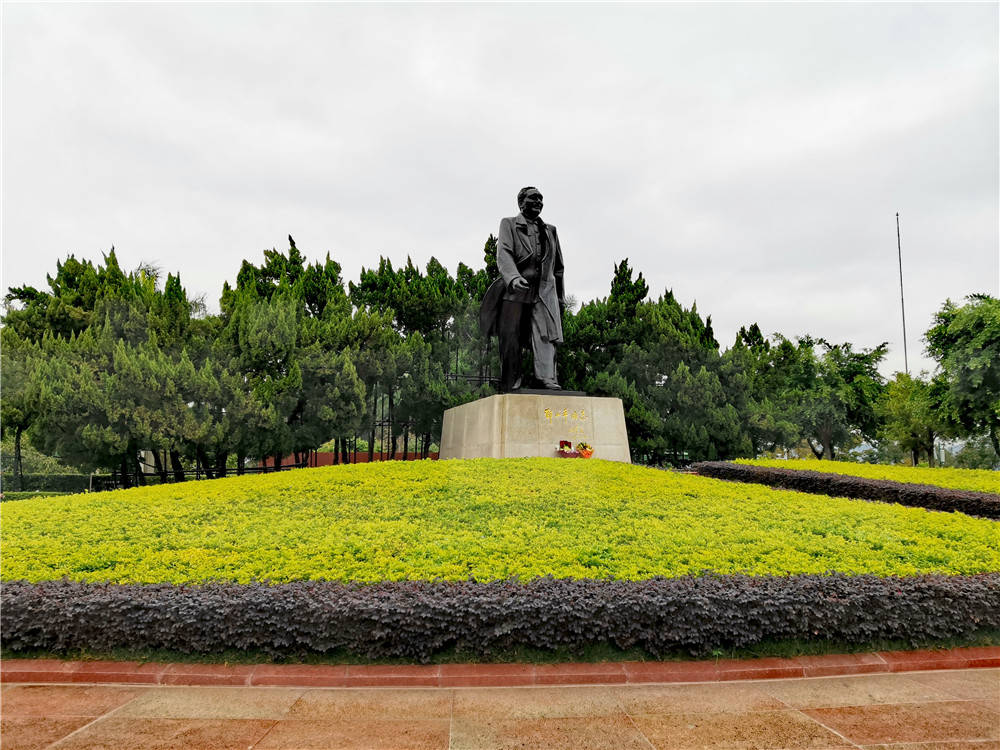 深圳莲花山公园:市中心区的一颗璀璨明珠,旅游必去的打卡景点