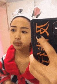 搞笑gif段子:妹子,你舌头怎么了