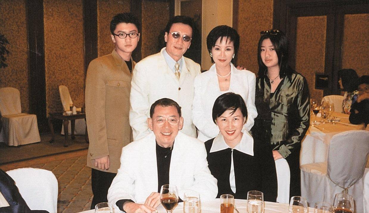 杨受成又遵循高人的标准捧红了twins,容祖儿等众多艺人,让杨受成从