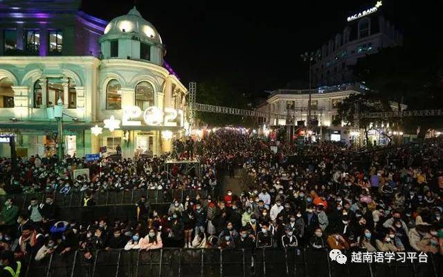 越南首都河内和第一大城市西贡，燃放烟花喜迎元旦，璀璨的夜空新年味十足！