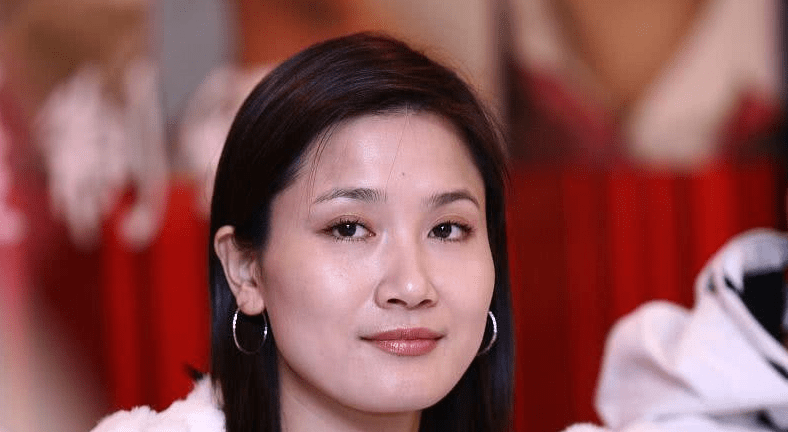 原来,二婚的侯勇又离婚了,结束了短短两年的婚姻,女儿也由潘雨辰抚养!