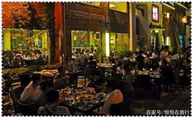 美国姑娘来中国旅游，凌晨出门吃宵夜，大呼：中国太棒了！