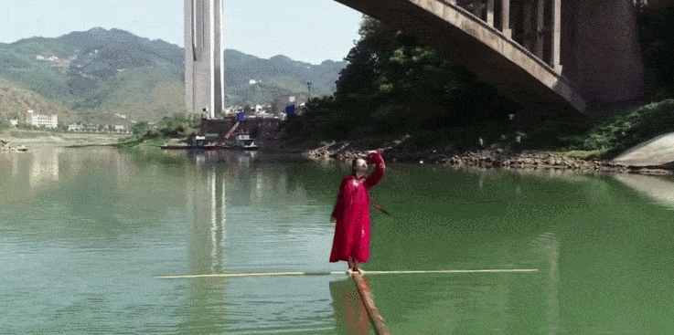 中国最美“水上仙子”火了，赤脚在竹竿上跳舞，惊艳无数外国人！