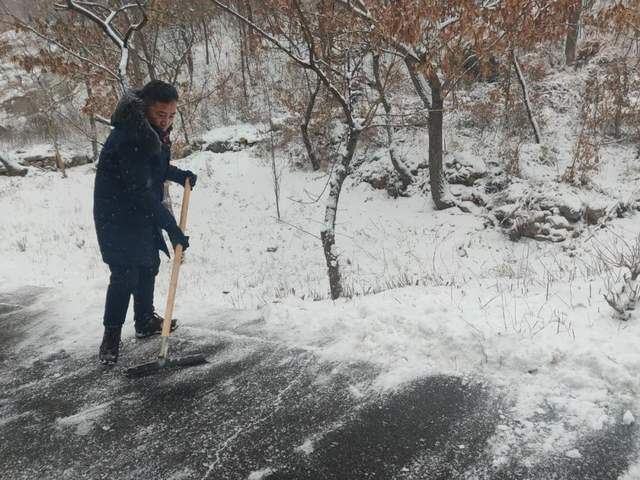 雪花飘飘，北风萧萧； 风雪无情，景区有爱！ 景区全体工作人员冒着风雪 用双手清扫出一条安全的游览路线