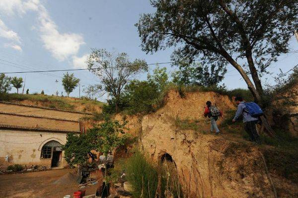 父亲去世多久可以去坟地 f0b9d968e126475c921ecfe119c6b801.jpeg