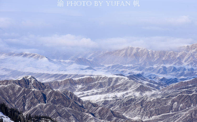 天山雪后初晴，遇上难得一见的天山云海，风起云涌美如仙境