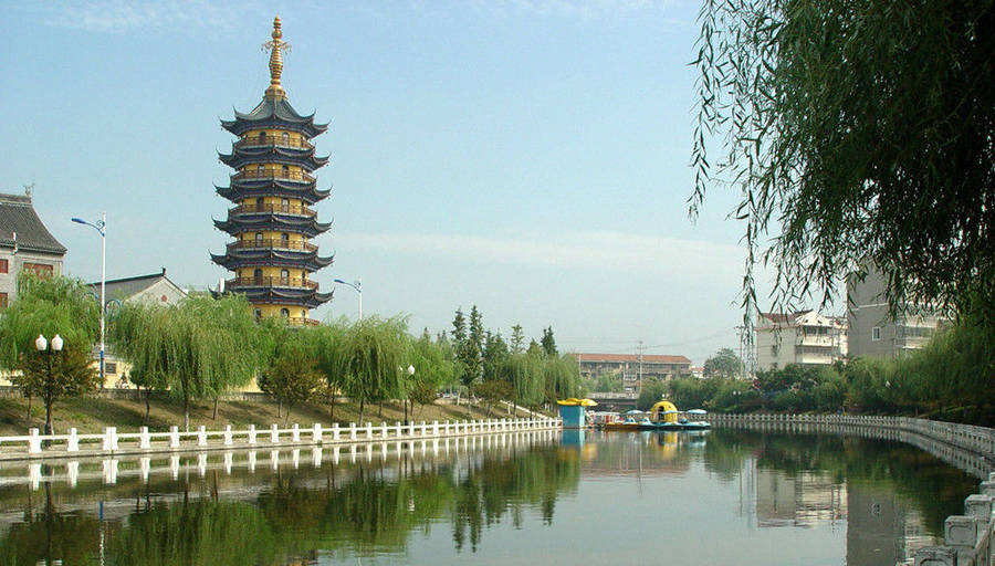 江苏南通面积最大的县级市，是全国百强县，城内有两条城河