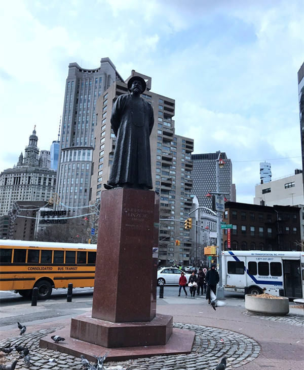 纽约繁华街头矗立一座中国人雕像，身穿清代官服，深受美国人敬仰