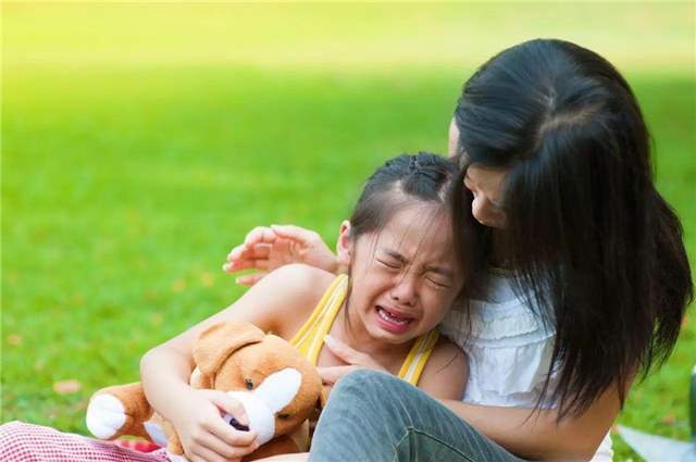 孩子遇到挫折后哭泣,家长别一味地安慰,这样做让孩子越挫越勇