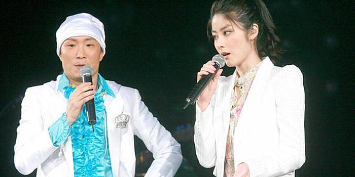 1999年,继在郑中基专辑中合作《制造浪漫》后,陈慧琳又邀他合唱《都
