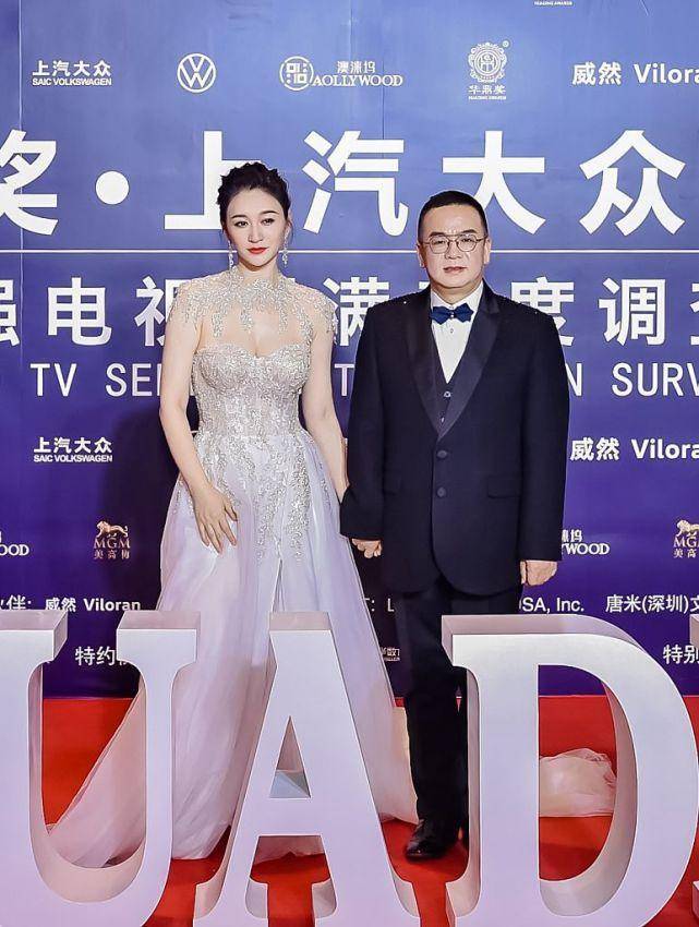 原创44岁李小冉成华鼎奖焦点人物,皮肤白到发光,腰肢纤细凸显好身材