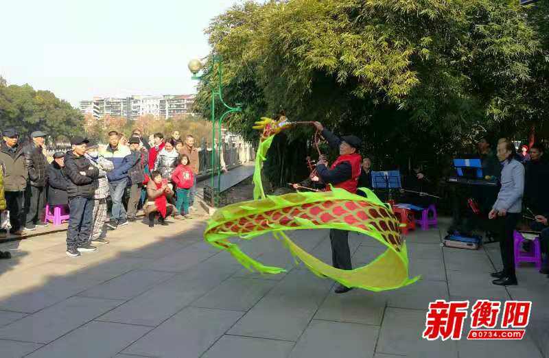 衡阳县西渡中洲公园节日气氛浓郁 市民热热闹闹