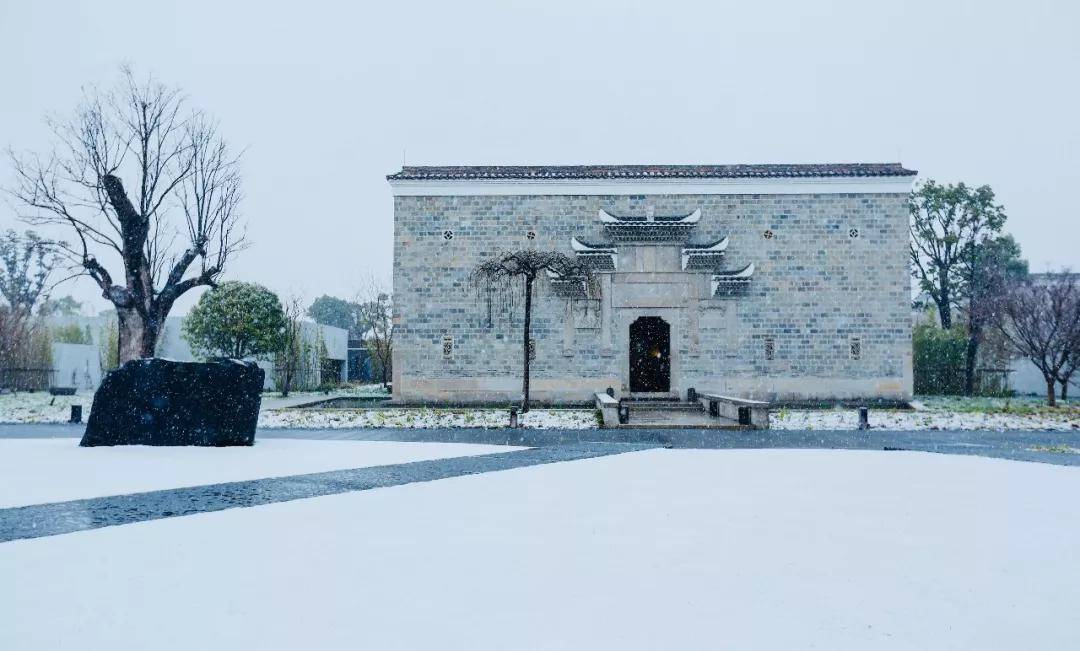 一朝江南雪，半梦醉人间。