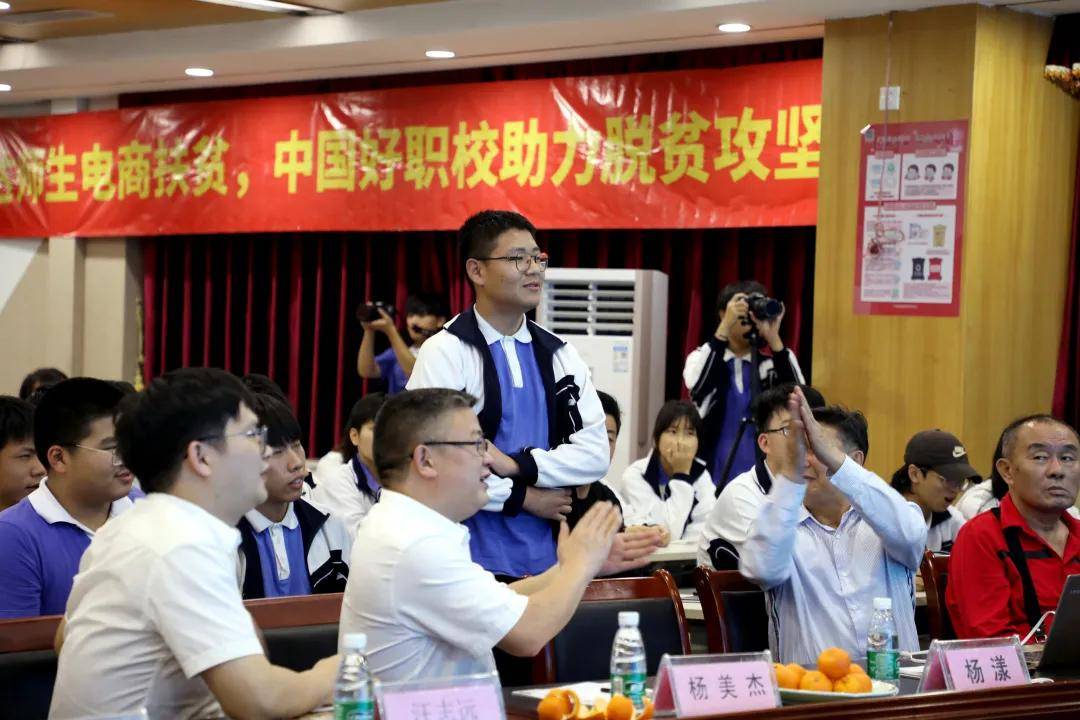 已脱贫人口中有近200_脱贫攻坚图片(2)