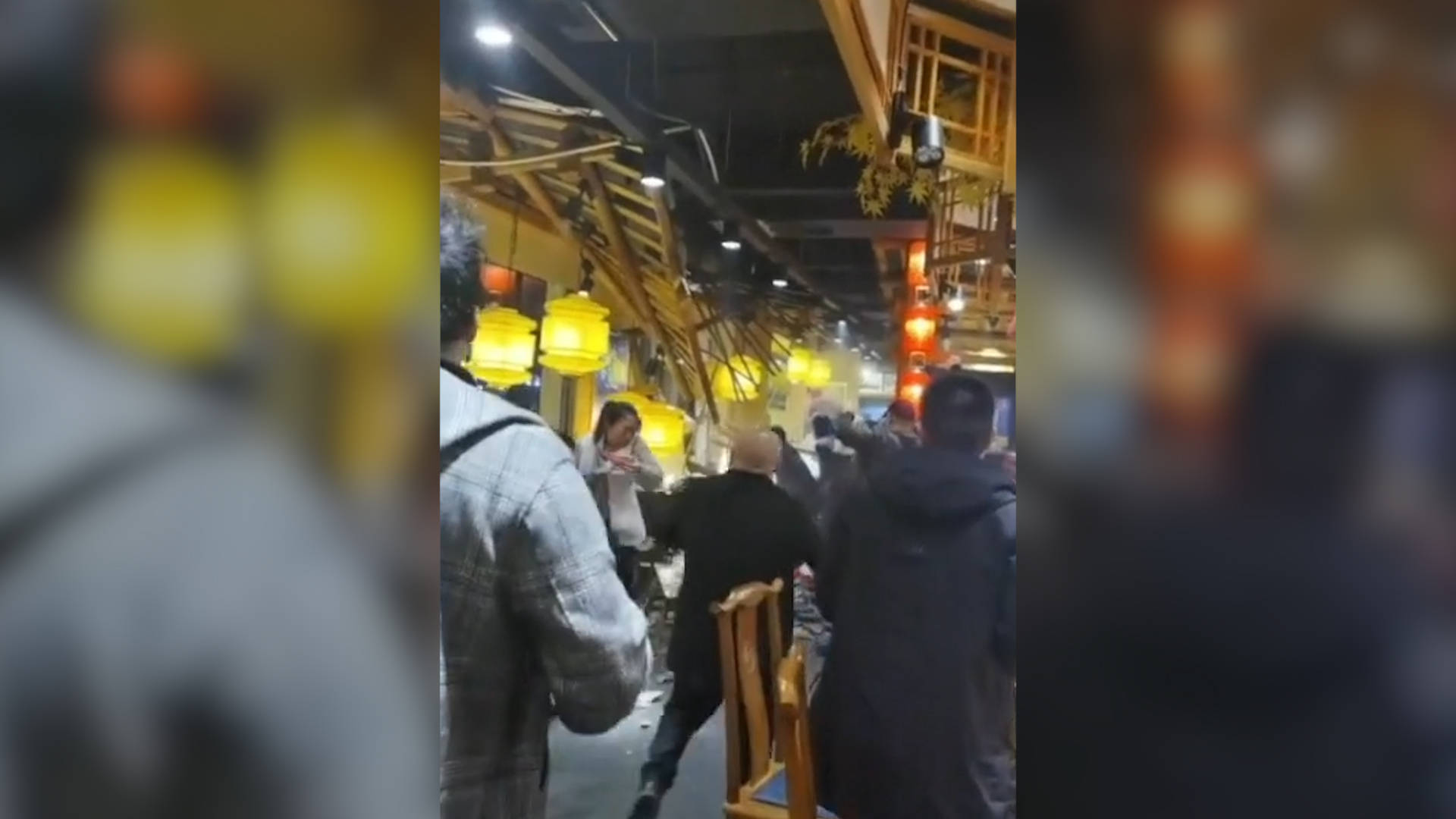 吃饭吃出来灾难片！一餐厅吊顶发生塌陷砸中食