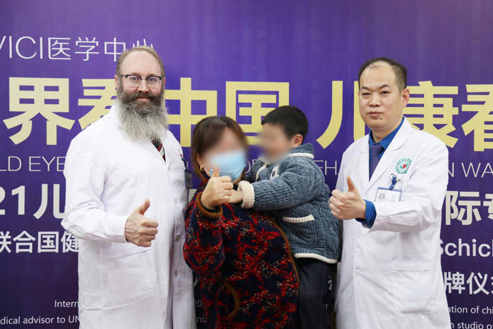 医学博士杰森希克为南京天佑儿童医院孤独症工作室揭牌