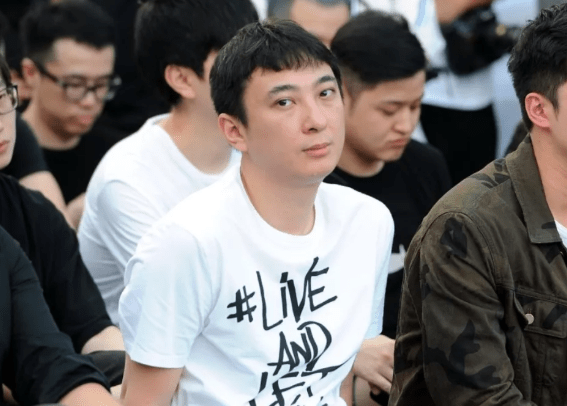 谈几个亿生意穿得像外卖小哥,“国民老公”终于撑不住人设了