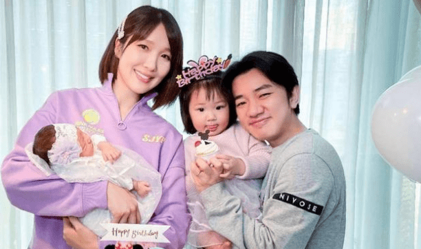 原创李亚男顺利生下二胎,妹妹长相神似王祖蓝,全家福姐妹同框超有爱