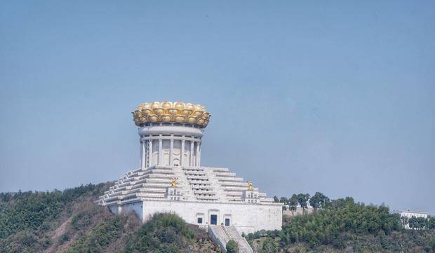 兜率天宫在原弥勒庵遗址处重建,原弥勒庵始建于东晋永和十年,自古便是