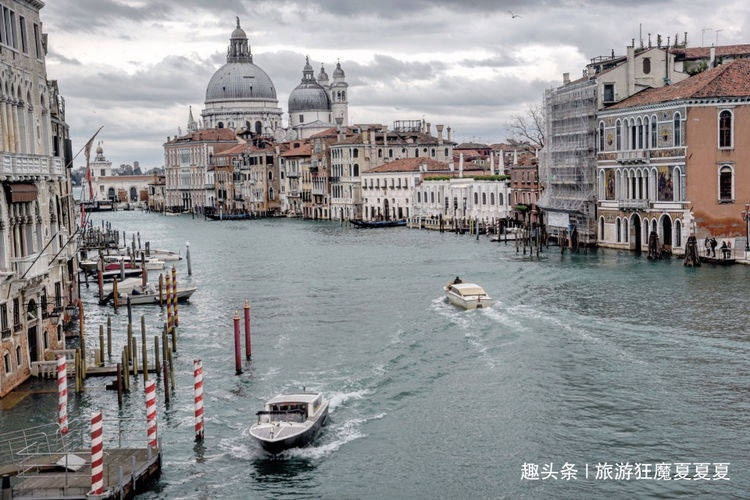 威尼斯这个岛屿，岛上居民每年必须刷一次房子，堪称童话世界
