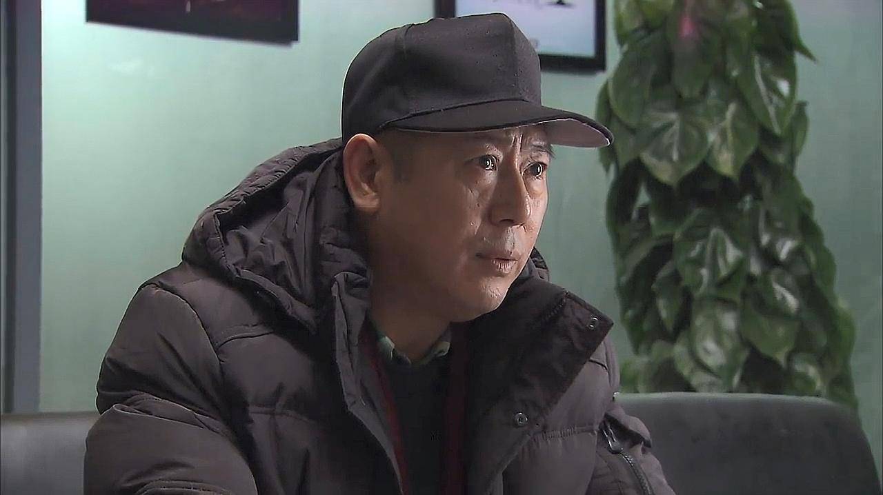 李成儒骂他"不配活着,最悲惨的星二代,同母亲住18平米小屋