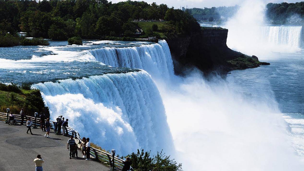 尼亚加拉瀑布实际由3部分组成,从大到小,依次为:马蹄型瀑布,美利坚