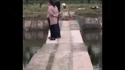 搞笑gif段子:这得打出多少子弹啊