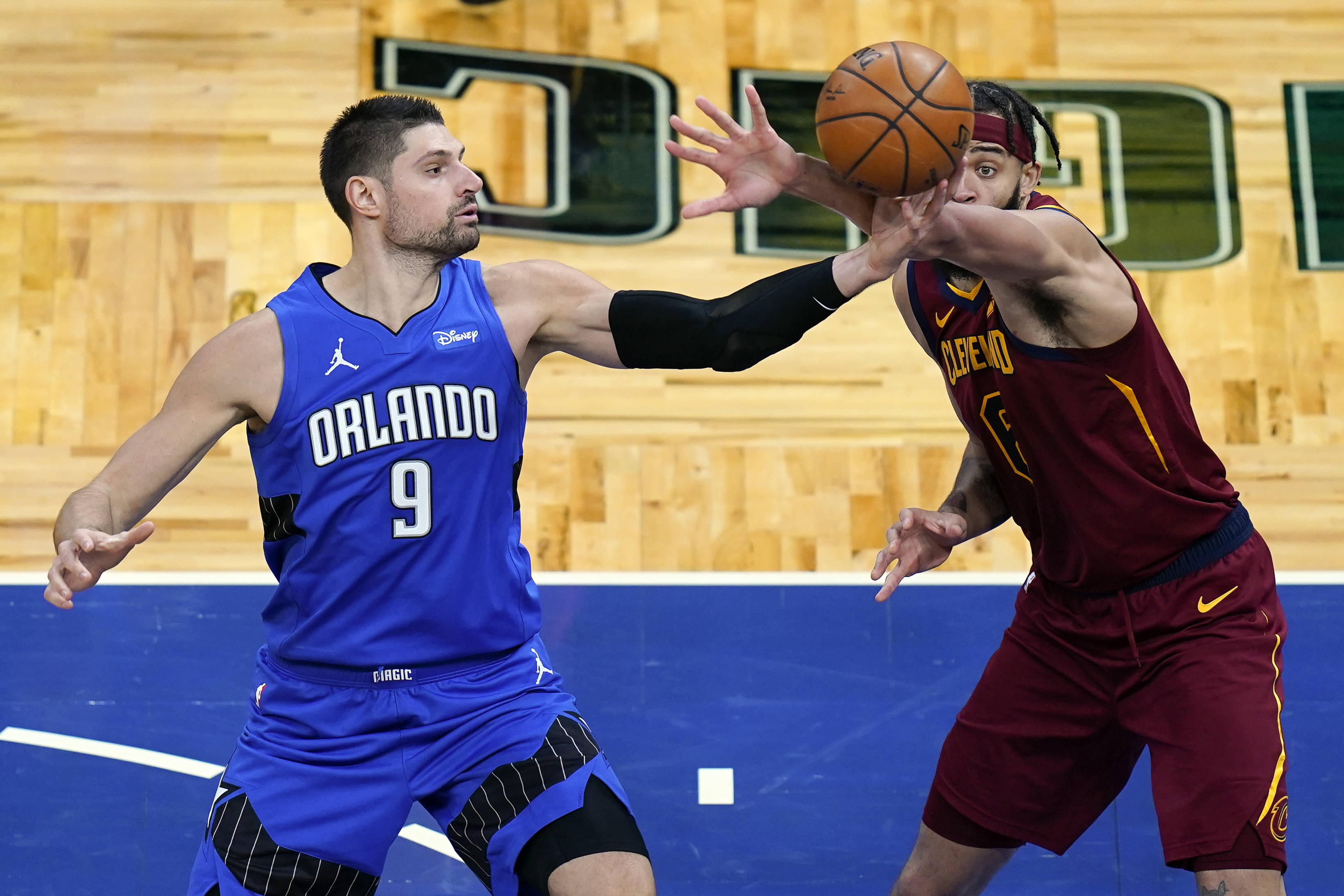 NBA新赛季常规赛继续进行,效果戏法以105-94打败骑士