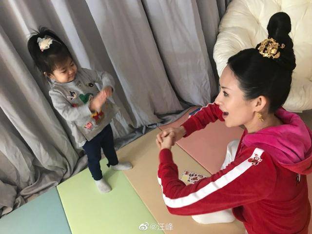 汪峰晒全家陪章子怡拍戏,在角落为醒醒搭游戏