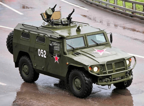 俄罗斯的军车号牌,黑底白字,绍伊古的阅兵车与卡车使用一种军牌_手机