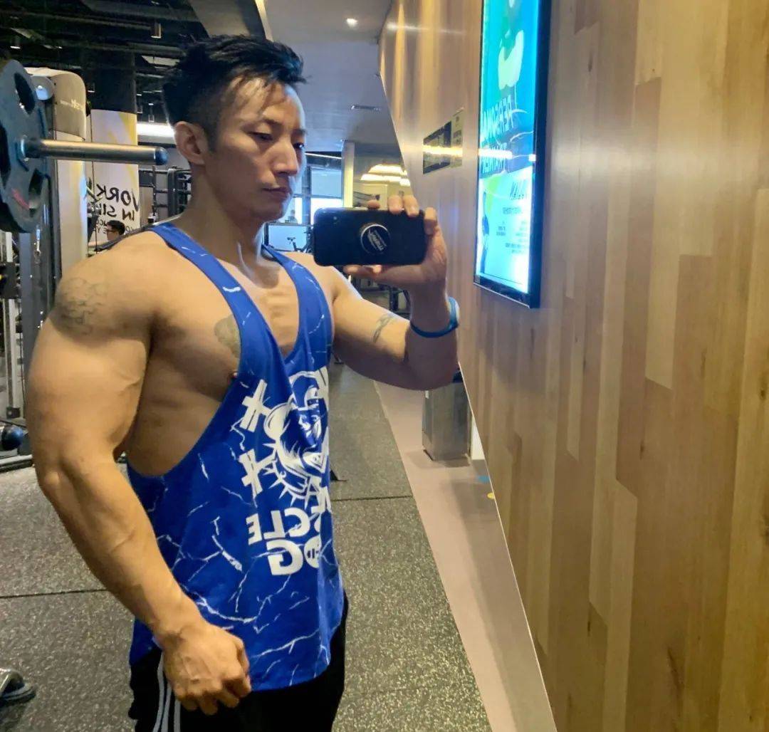 深蹲140kg,硬拉150kg,广东肌肉小伙练出强壮身材,太吸