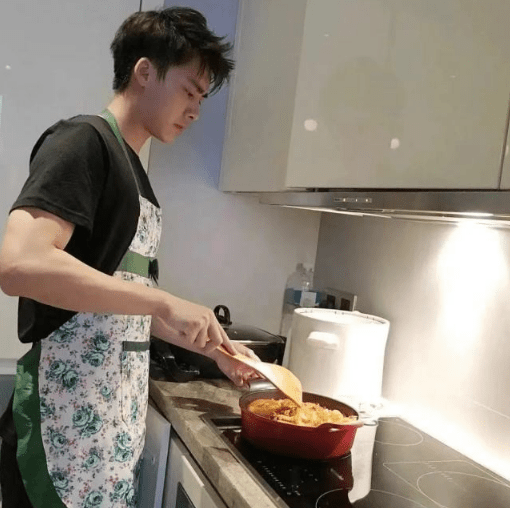 李易峰和李菲儿曾经在一起？疑似恋情的细节被爆料，只因男方仍保留着消息