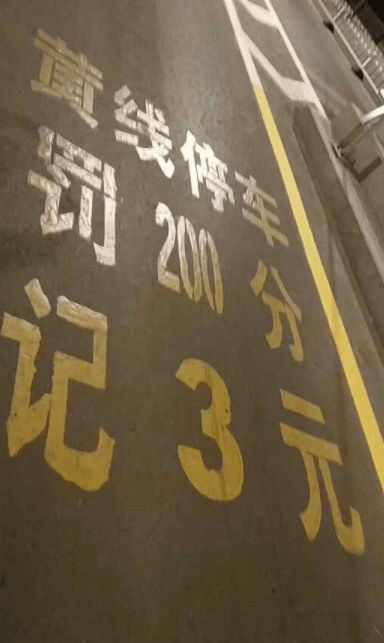 原创
开心一刻:同事突然放了个巨响之屁,面带尴尬望着我们,为了缓解局面我……