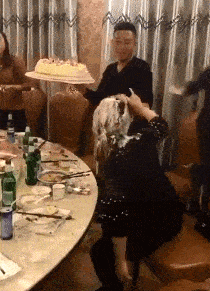 搞笑gif段子:为什么我一上来,大妈把音箱都停了!_老婆