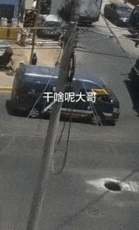 几个邻里里妇女到老王家串门,看到老王媳妇打扫屋子时把家具搬来搬去