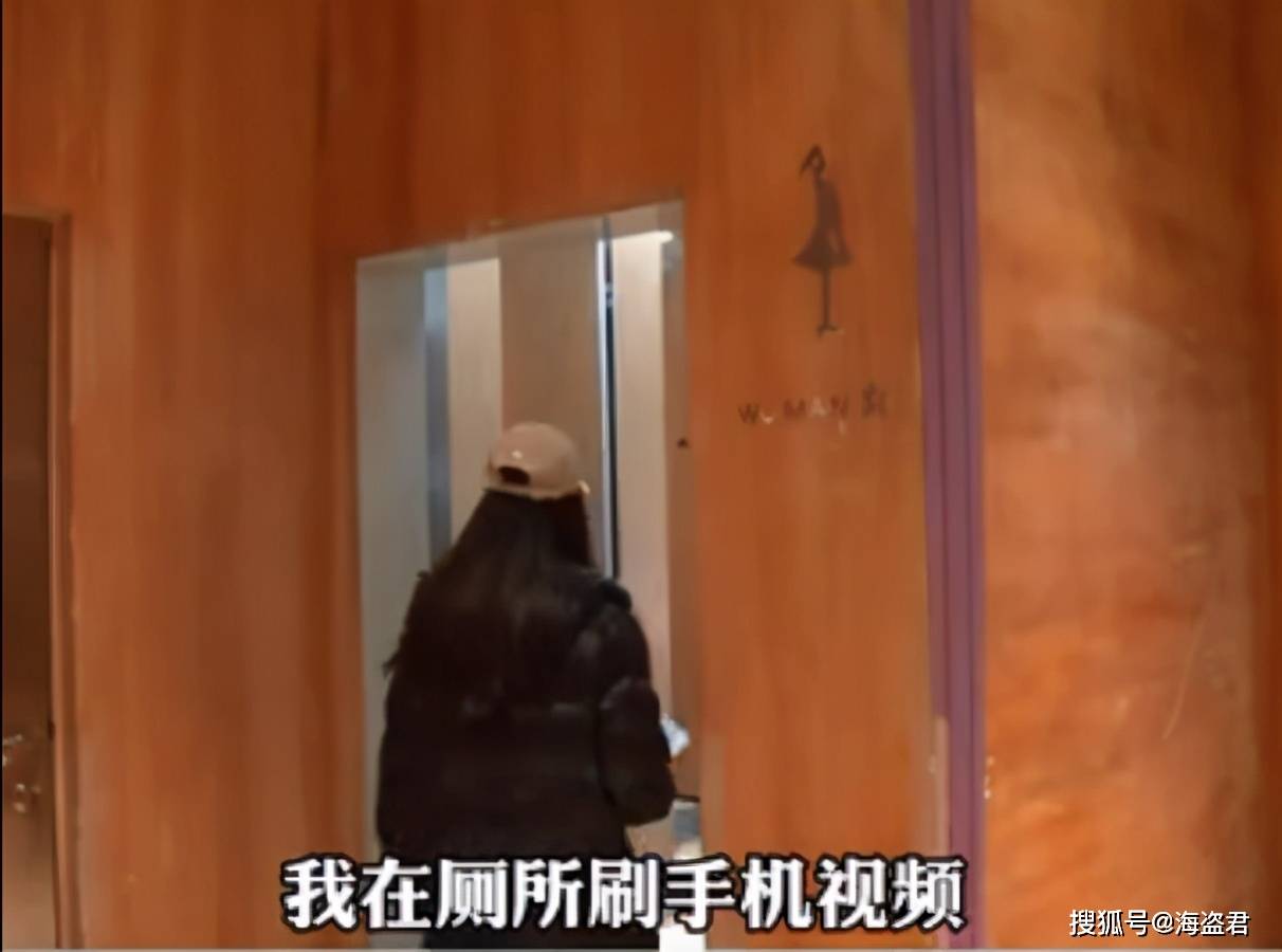 重庆一女子上厕所发觉不对劲她机智拍下偷窥者的脸事后报了警