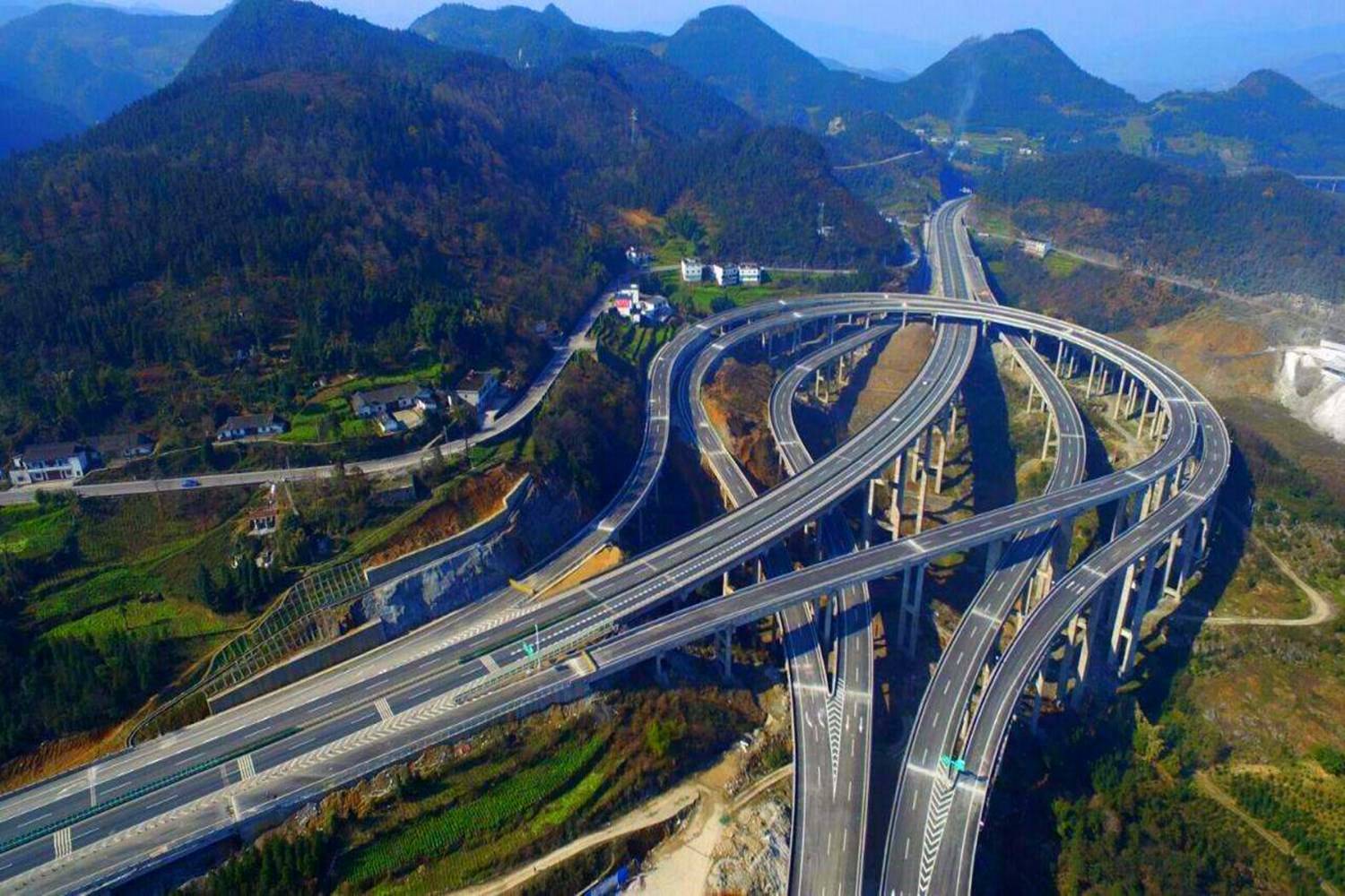 贵州在建一条高速公路,长约52.7公里,双向四车道,投资约71亿元