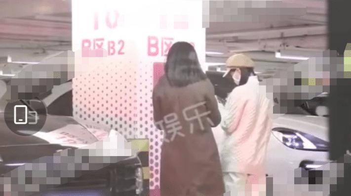 任嘉伦带老婆去商场购物,聂欢一身白衣脸超小,夫妻俩感情很甜蜜