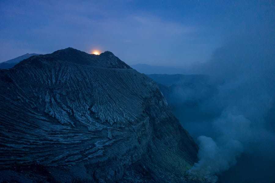 远足Kawah Ijen：蓝焰与世界上最大的酸性湖