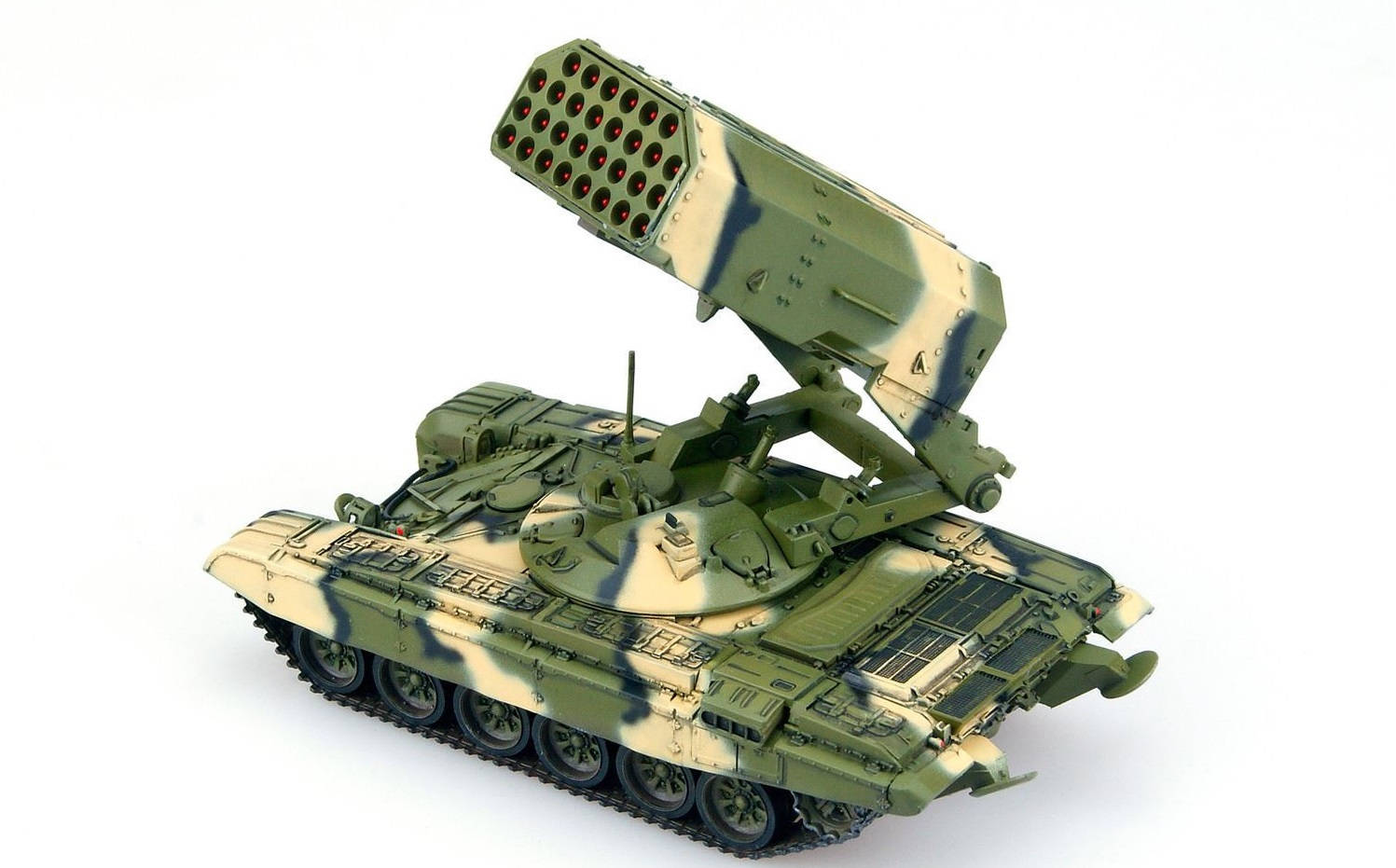 于2001年开始升级tos-1火箭炮系统,进而得到了包含bm-1战斗车辆,两辆