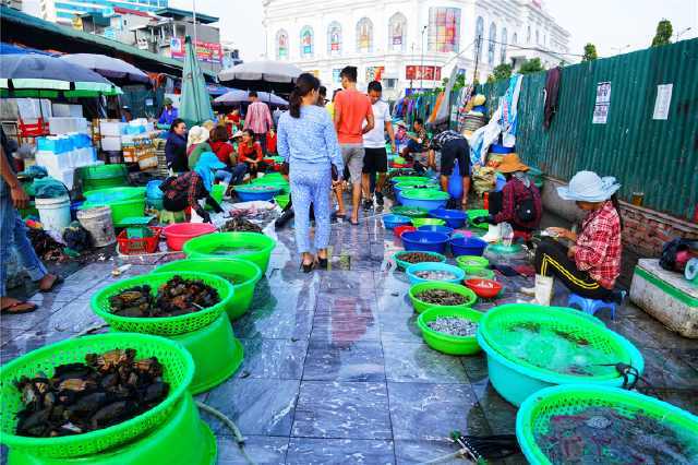 越南芽庄海产市场：买了30只铁蟹，老板要价20万，游客却愣住了