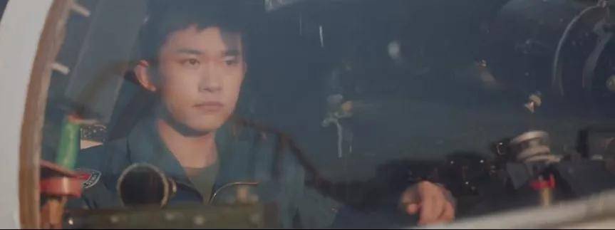 正式发布  该片由  易烊千玺 主演 吴京 倾情加盟  歼20等多型空军
