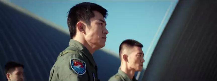 正式发布  该片由  易烊千玺 主演 吴京 倾情加盟  歼20等多型空军