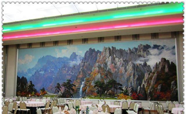 中国游客在朝鲜留有剩菜，服务员的一句话，大家马上吃完