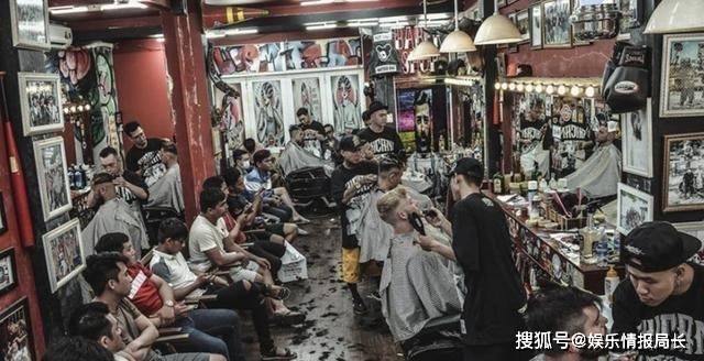 越南理发100一次, 男游客就算排到天黑也要去, 导游说出“猫腻”