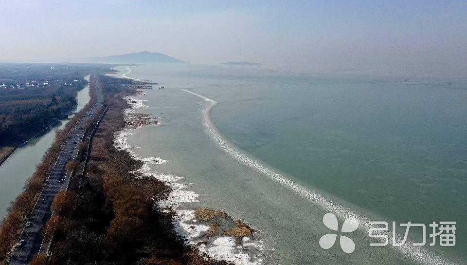 百余名游客太湖冰上走 度假区交警紧急劝离