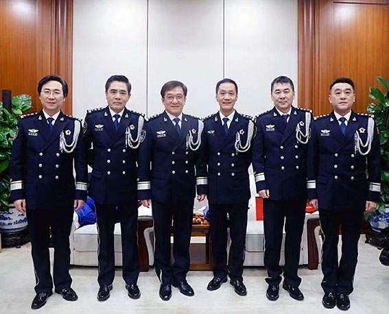 陈宝国,陈建斌,何冰,廖昌永6位演员身穿警服同框的照片被网友曝光