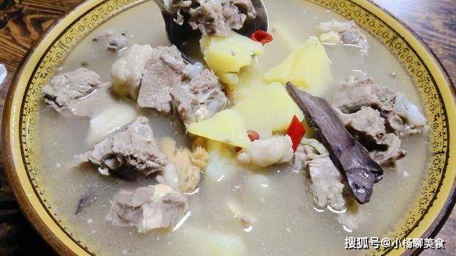 如何炖大骨头汤喝 a9a67359f1ad4217b9a603270a550f5c.jpeg