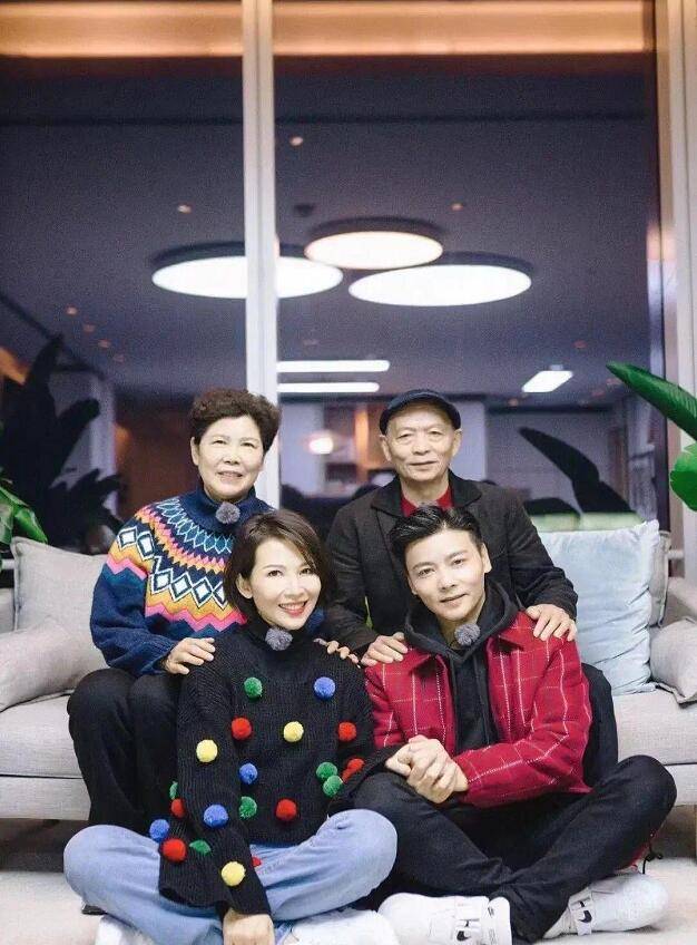 继偷拍熟睡照后，蔡少芬和张晋分别庆结婚13周年