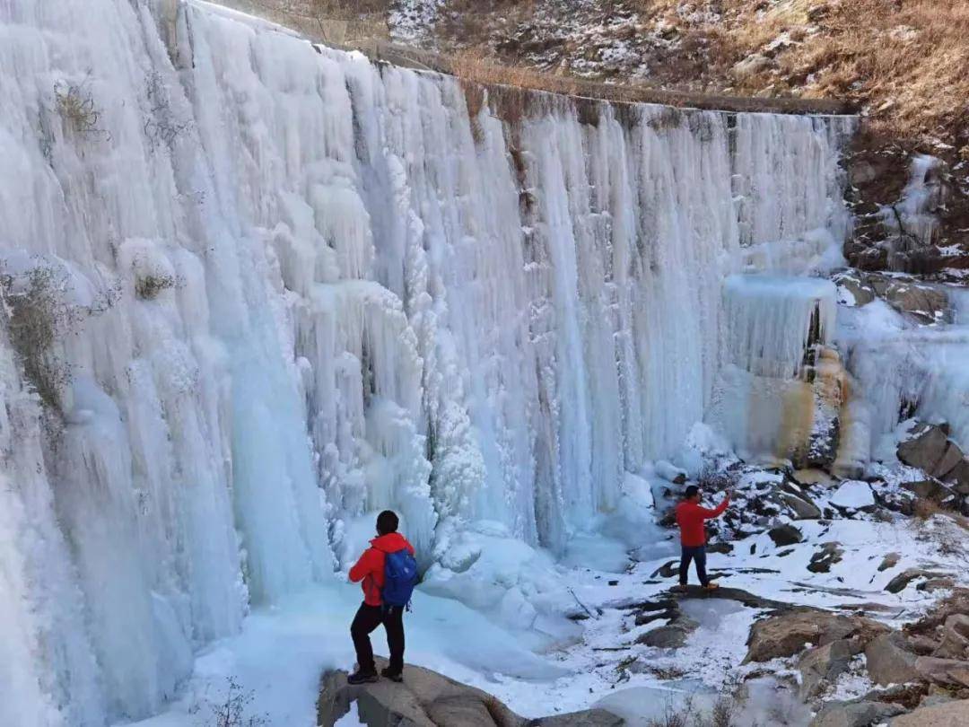 济南城边免费天然冰瀑奇观,冬日暖阳里的冰雪胜境